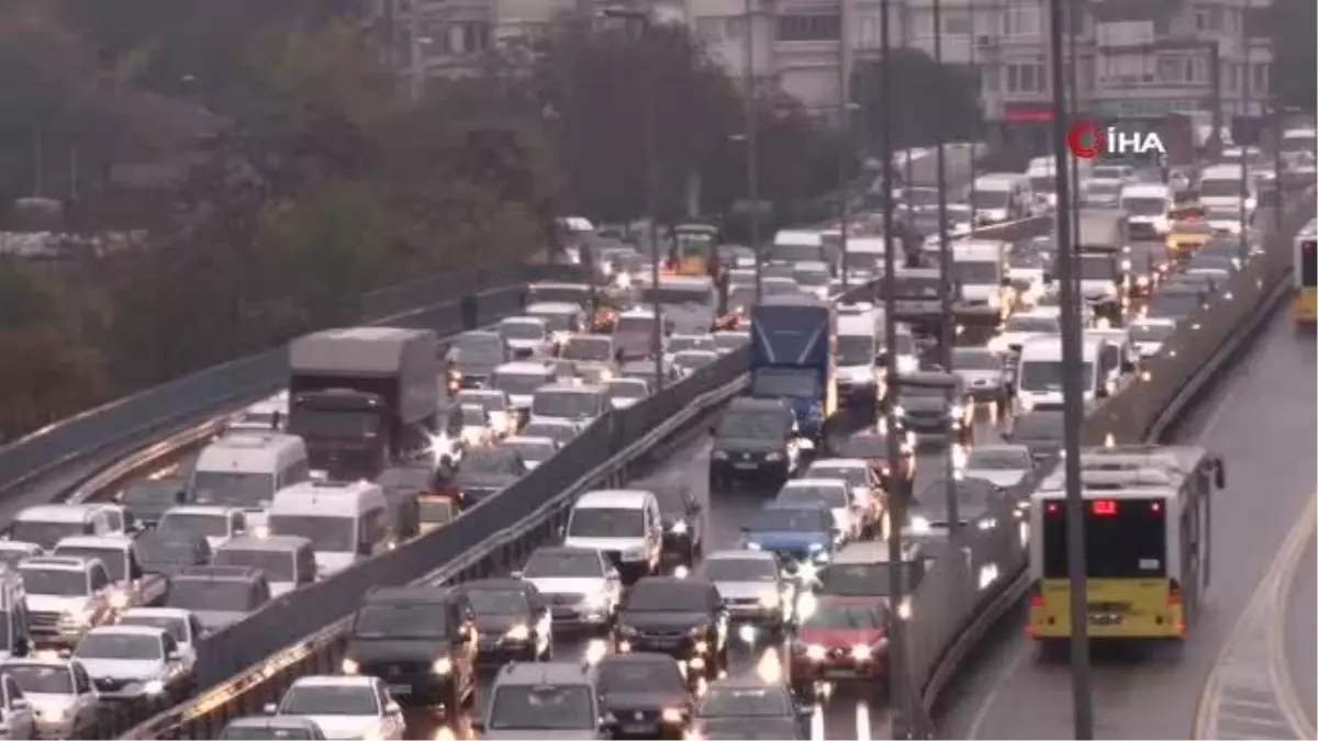 İstanbul\'da sağanak yağış etkili oldu: Trafik yoğunluğu yüzde 75\'e ulaştı