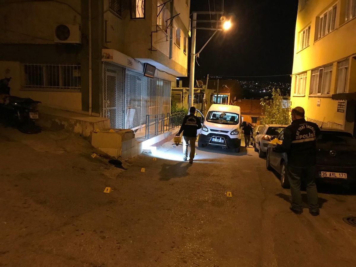İzmir\'de bıçaklı kavgada 1 kişi öldü, 4 kişi yaralandı