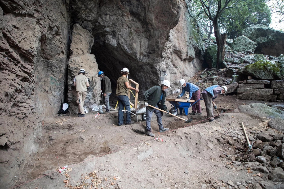 İzmir\'deki bir mağarada 14 bin yıl öncesine ait insan izleri bulundu