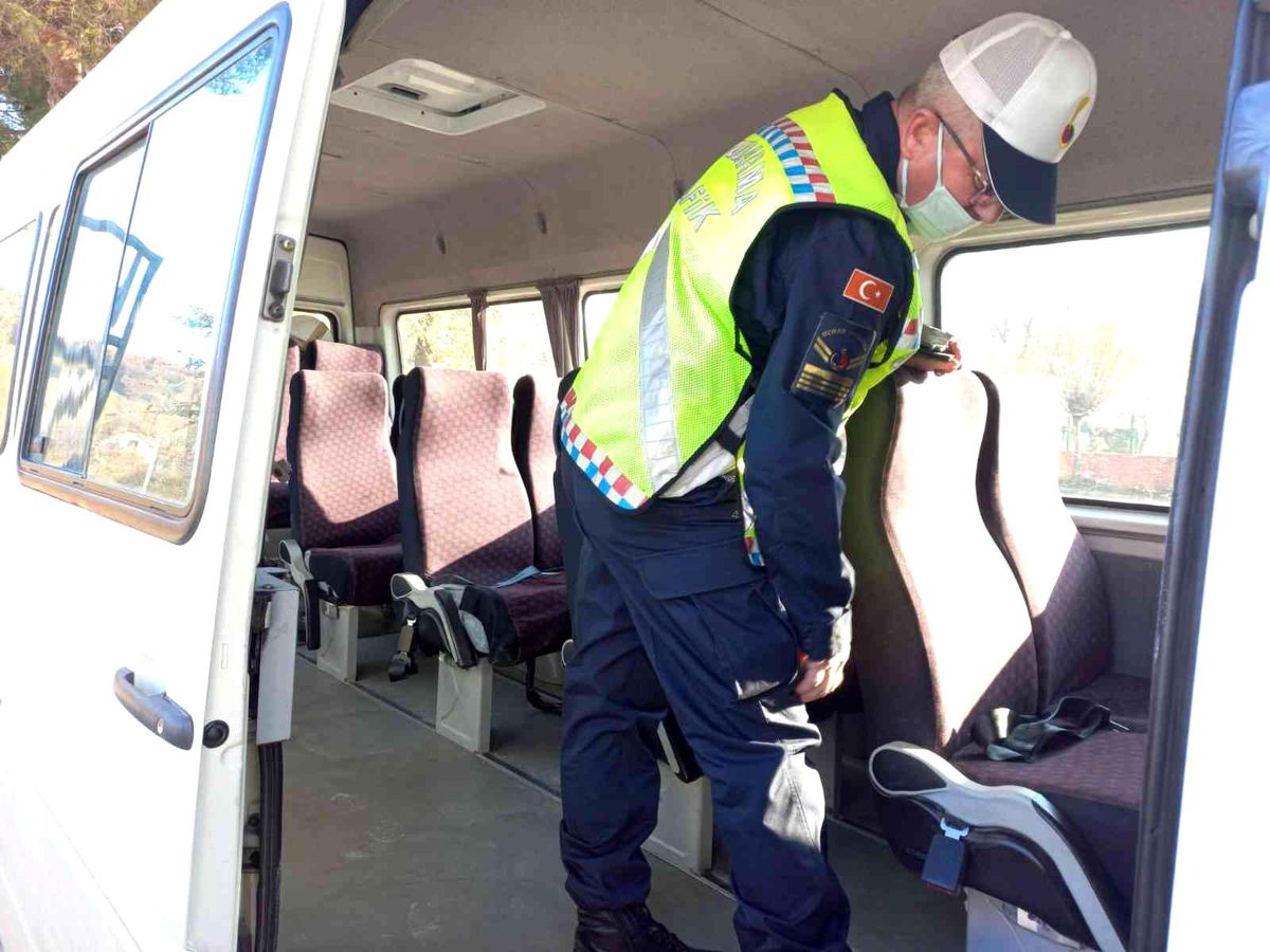 Düzce\'de denetimlerde 2 öğrenci servisi trafikten men edildi