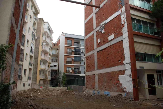 Karşıyaka'daki 2 binaya halen girilemiyor