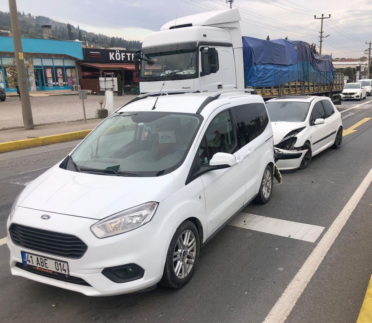 Kocaeli\'de otomobil ve hafif ticari araç çarpıştı, 1 çocuk yaralandı
