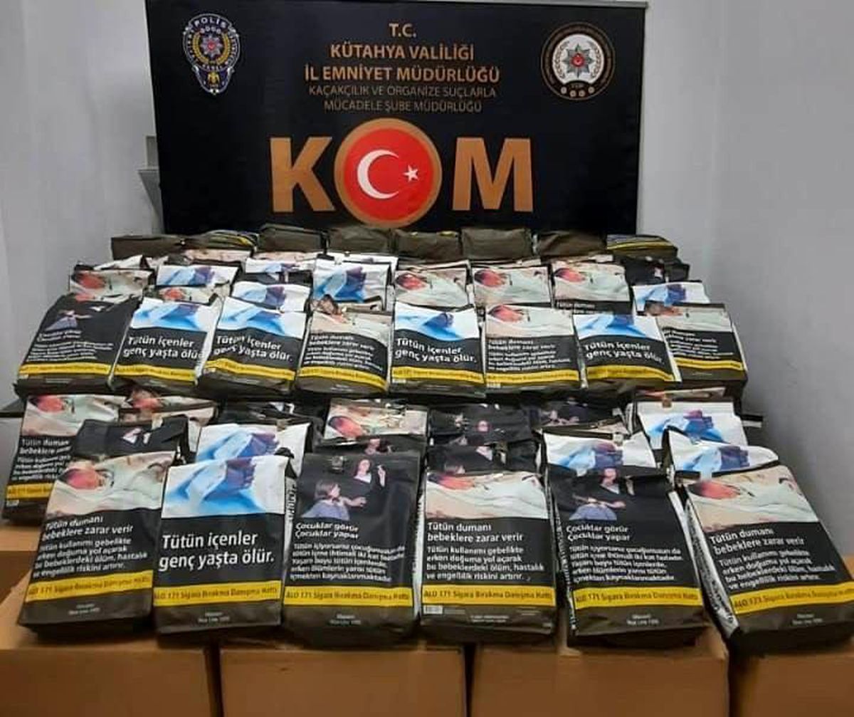 Kütahya\'da bir araçtan 240 kilo kaçak tütün çıktı