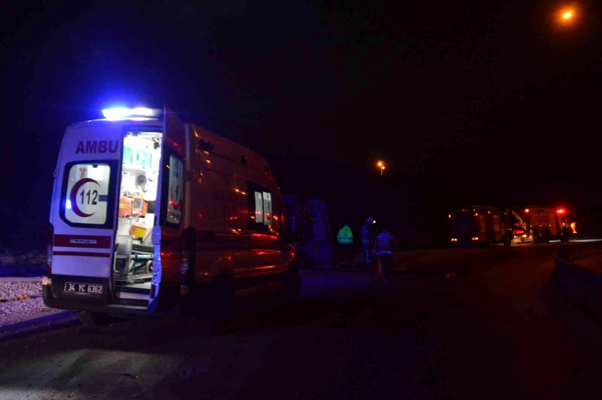 Kuzey Marmara Otoyolunda çakıl taşı yüklü tır devrildi: 1 yaralı
