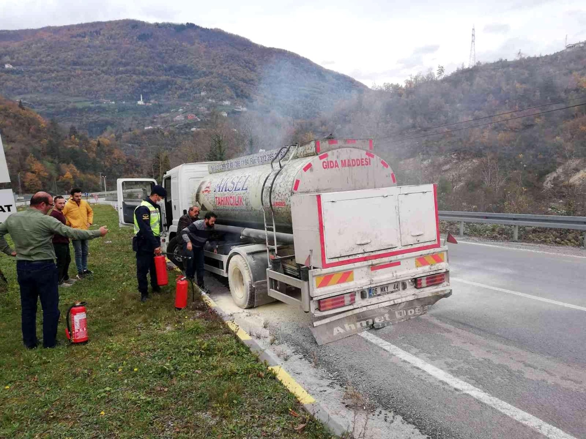 Lastiği alev alan tankeri yanmaktan jandarma ekipleri kurtardı