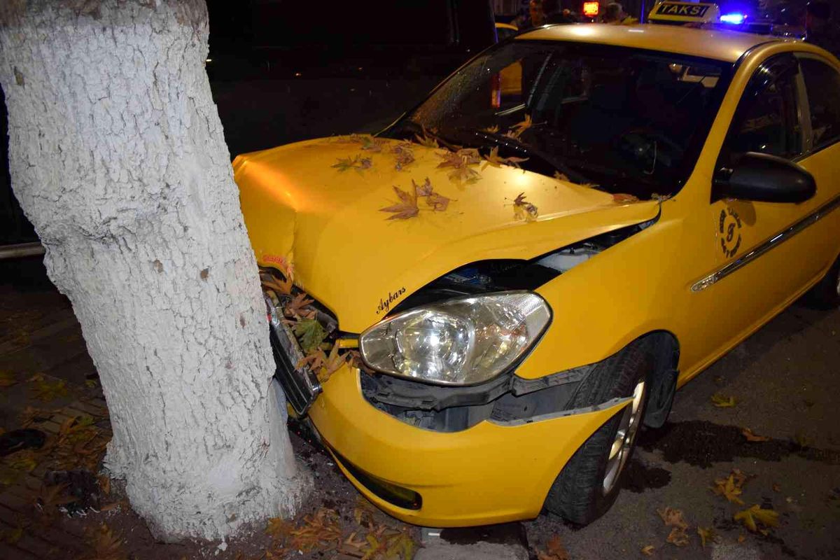 Malatya'da minibüsün çarptığı ticari araç hurdaya döndü: 1 yaralı