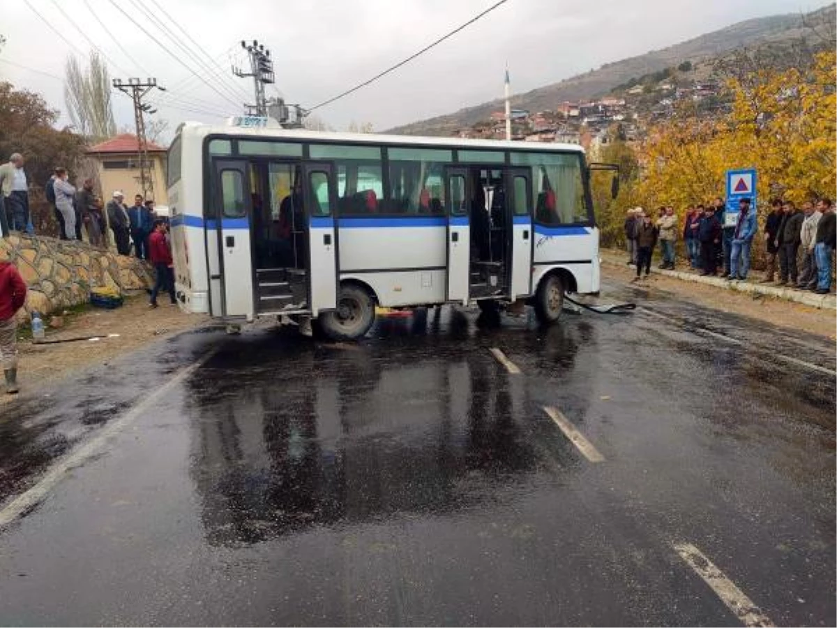 Manisa\'da işçi servis midibüsü kamyona çarptı: 7 yaralı