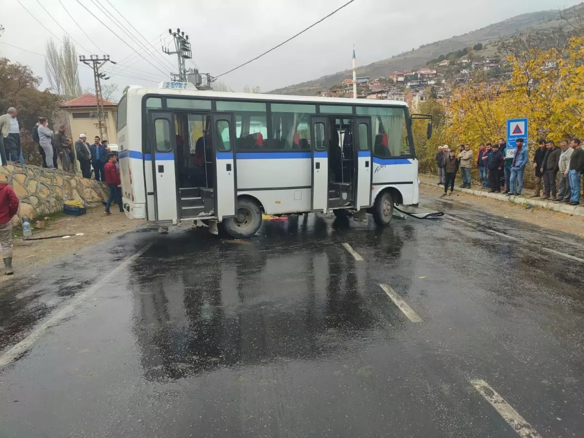 Manisa\'da kamyona çarpan midibüsteki 7 kişi yaralandı