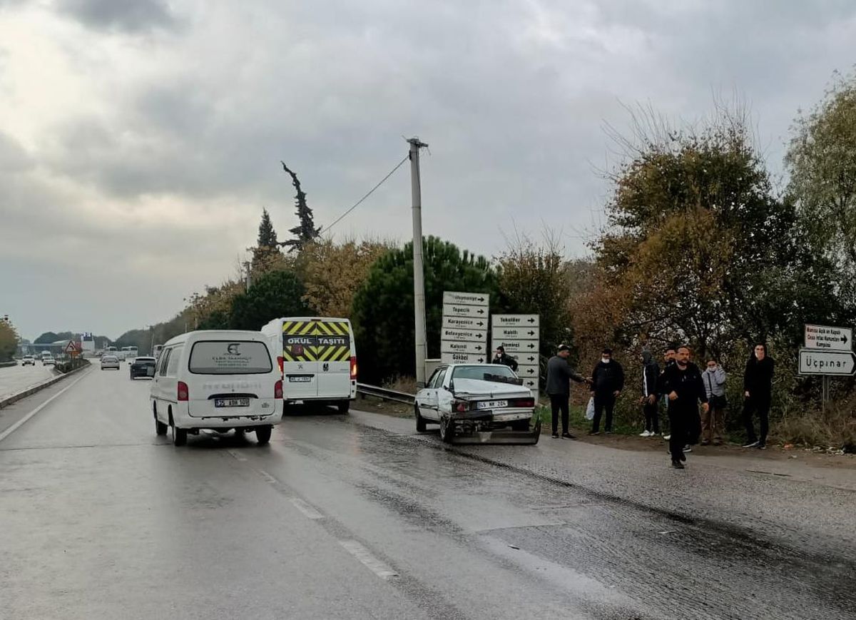 Manisa\'da otomobile çarpan midibüsteki 8 işçi yaralandı