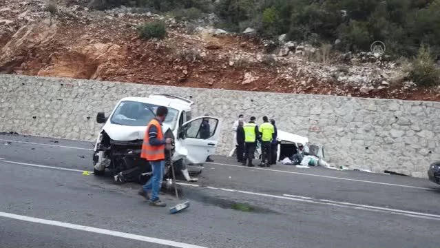 Minibüs ile otomobilin çarpışması sonucu 1 kişi öldü, 2 kişi yaralandı