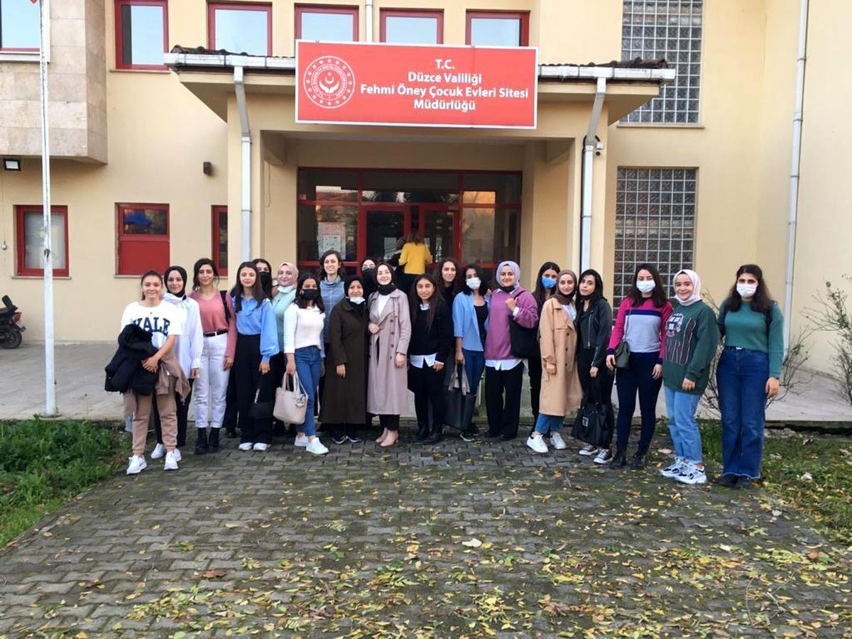 Öğrencilerden sevgi evlerine ziyaret