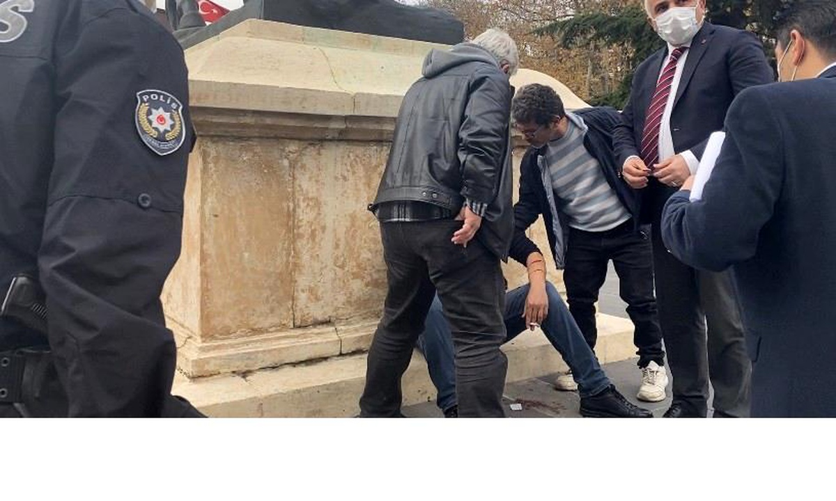 Ölen gazinin oğlu Valilik önünde ağlayarak bileklerini kesti: İşe girmek istiyorum