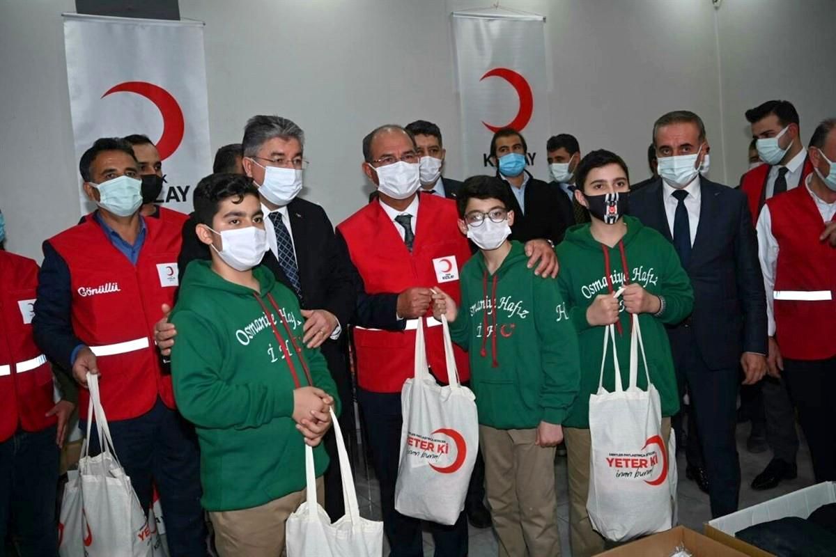 Türk Kızılay, Osmaniye\'de 5 bin öğrenciye kıyafet yardımında bulundu
