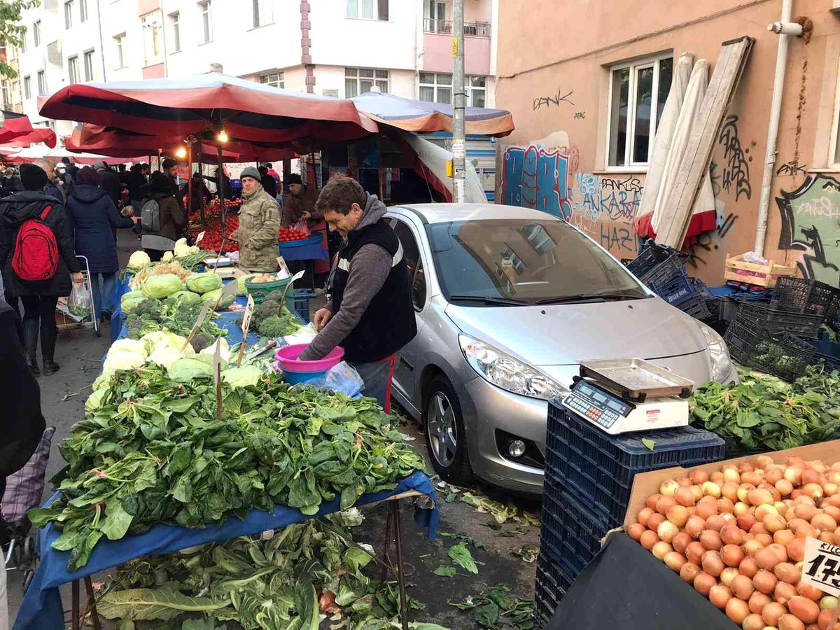 Pazarcı esnafının başı arabalarla dertte