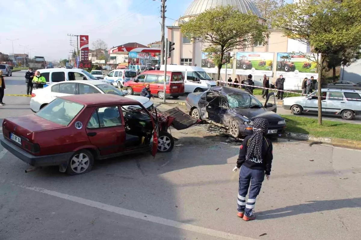 Son dakika haberi: Samsun\'da 3 otomobil birbirine girdi: 1 ölü, 3 yaralı