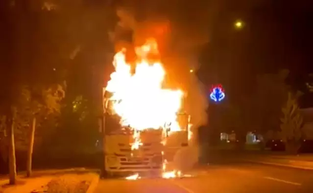 Şanlıurfa'da seyir halindeki tır alev alev yandı