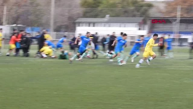 SPOR Ankara'da U18 Gençler Ligi maçında futbolcular birbirlerine girdi