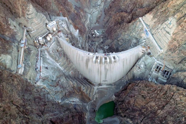 Türkiye'nin en büyük barajında 80 tonluk elektrik türbini montajlandı