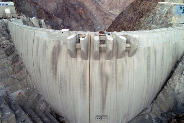 Türkiye'nin en büyük barajında 80 tonluk elektrik türbini montajlandı