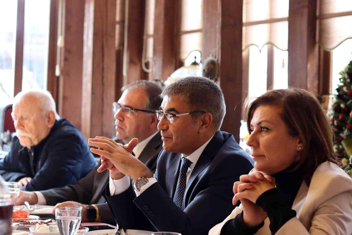 Vali Gürel safran üreticileri ile bir araya geldi