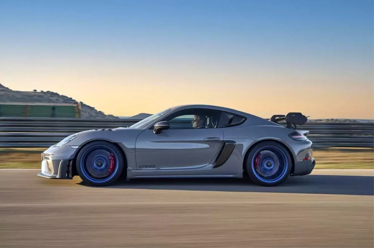 Yarış pistlerinden yollara: Yeni Porsche 718 Cayman GT4 RS