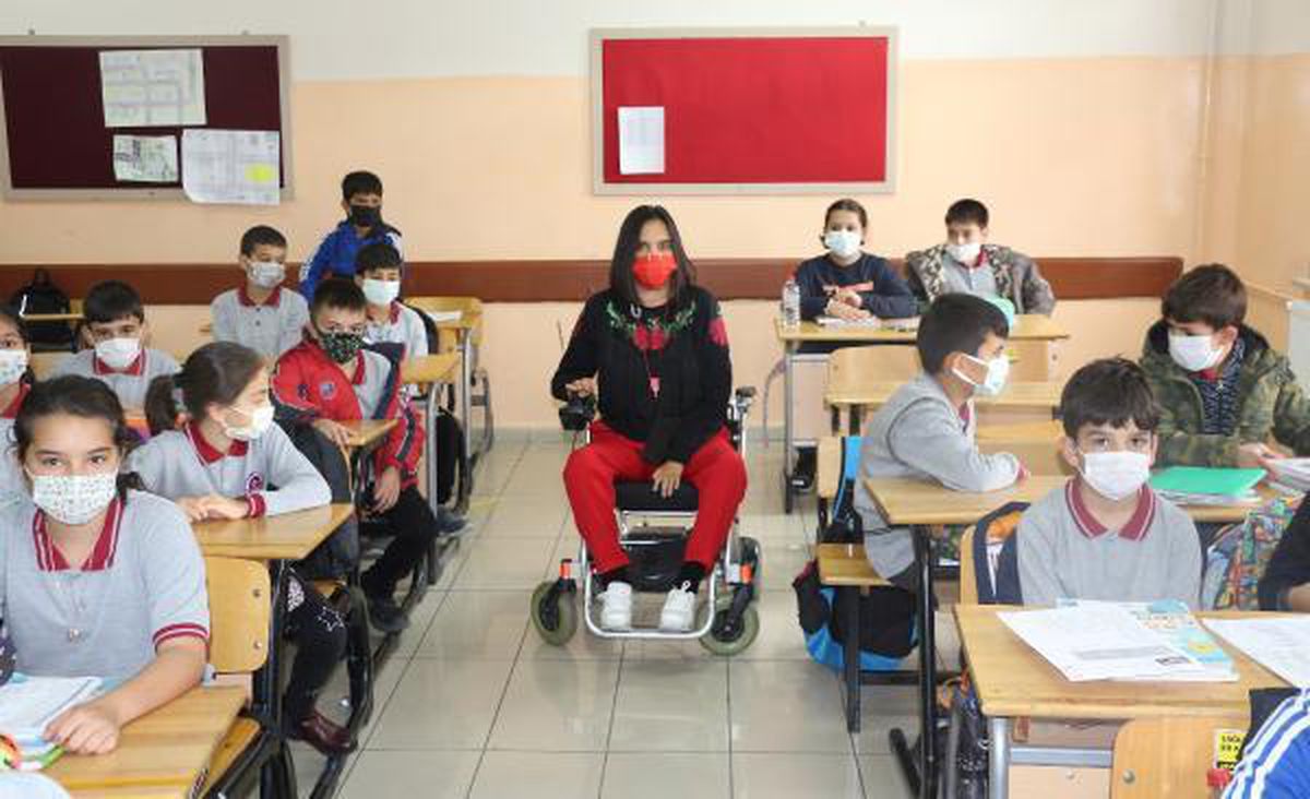 3 ÜNİVERSİTE DEĞİŞTİREN ENGELLİ ÖĞRETMEN SERAP: CEHALETLE SAVAŞIYORUM