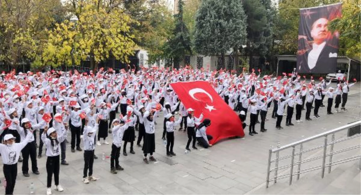 300 kişilik koro \'Atatürk\'ün çocuklarıyız\' şarkısını seslendirdi