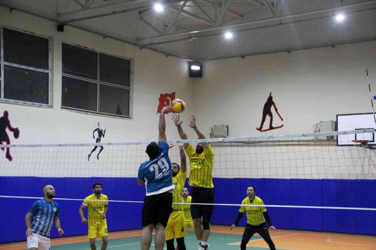 Ağrı\'da öğretmenler arası voleybol ile masa tenisi turnuvaları tamamlandı