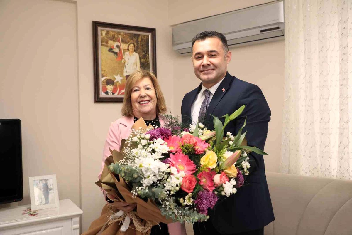 Alanya Belediye Başkanı Yücel, ilkokul öğretmeni ile bir araya geldi