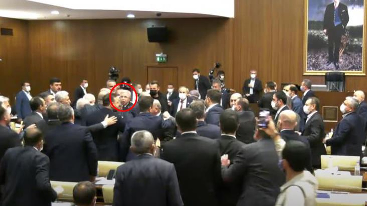 Ankara Büyükşehir Belediyesi Meclisinde kavga! AK Parti ve CHP üyelerini ayırmak için araya Mansur Yavaş girdi