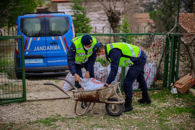 Son dakika haberleri! Jandarma ekipleri emekli öğretmenin bahçesini düzenleyip kömürünü taşıdı