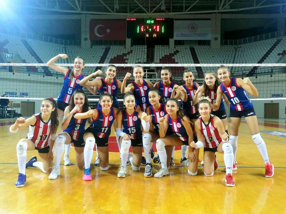 Antalyaspor Genç Kız Voleybol Takımı\'ndan farklı galibiyet
