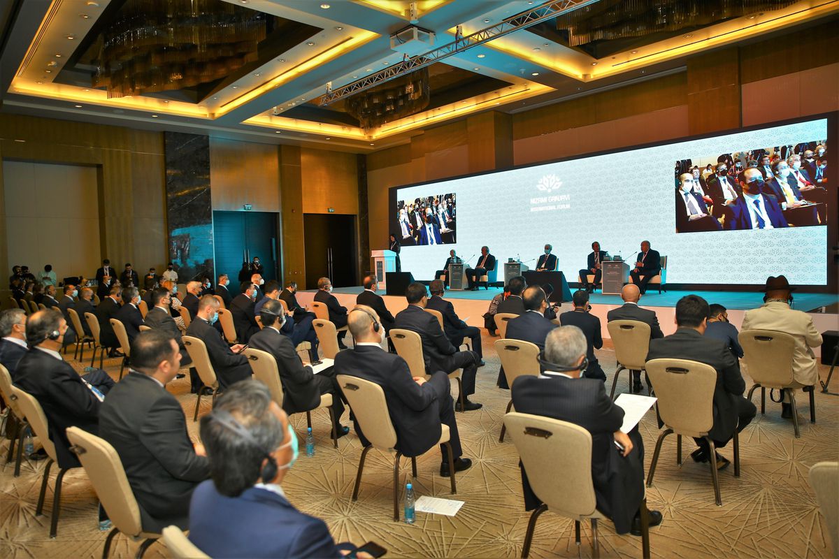 Azerbaycan\'da ünlü şair Gencevi\'nin doğumunun 880. yıl dönümü dolayısıyla forum düzenlendi