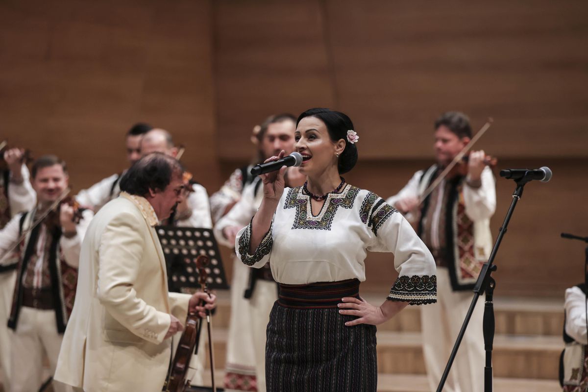 Başkentte Moldova Ulusal Halk Müziği Orkestrası Lautari\'den konser