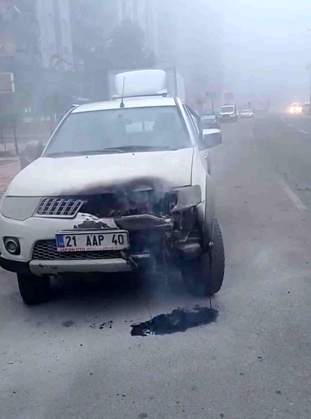 Batman\'da seyir halindeki hafif ticari araç alev aldı