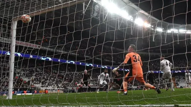 Beşiktaş evinde Ajax'a 2-1 mağlup oldu ve Avrupa'ya veda etti