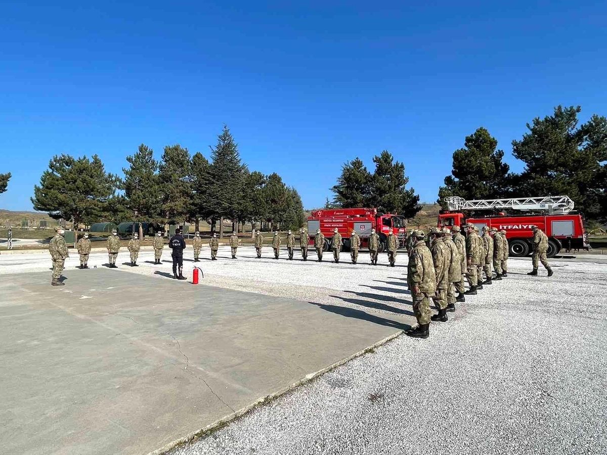 Bozüyük Belediyesi itfaiyesinden askerlere yangın eğitimi