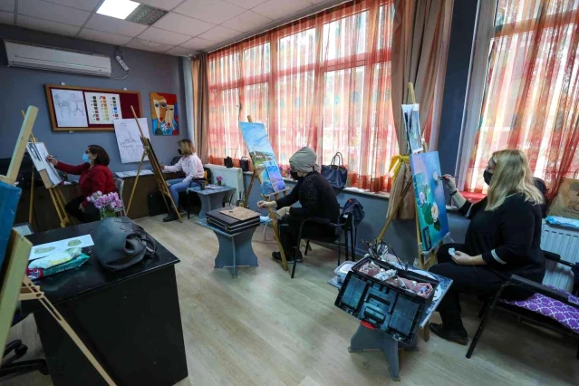 Buca'da açılan kurslara vatandaşlardan yoğun ilgi
