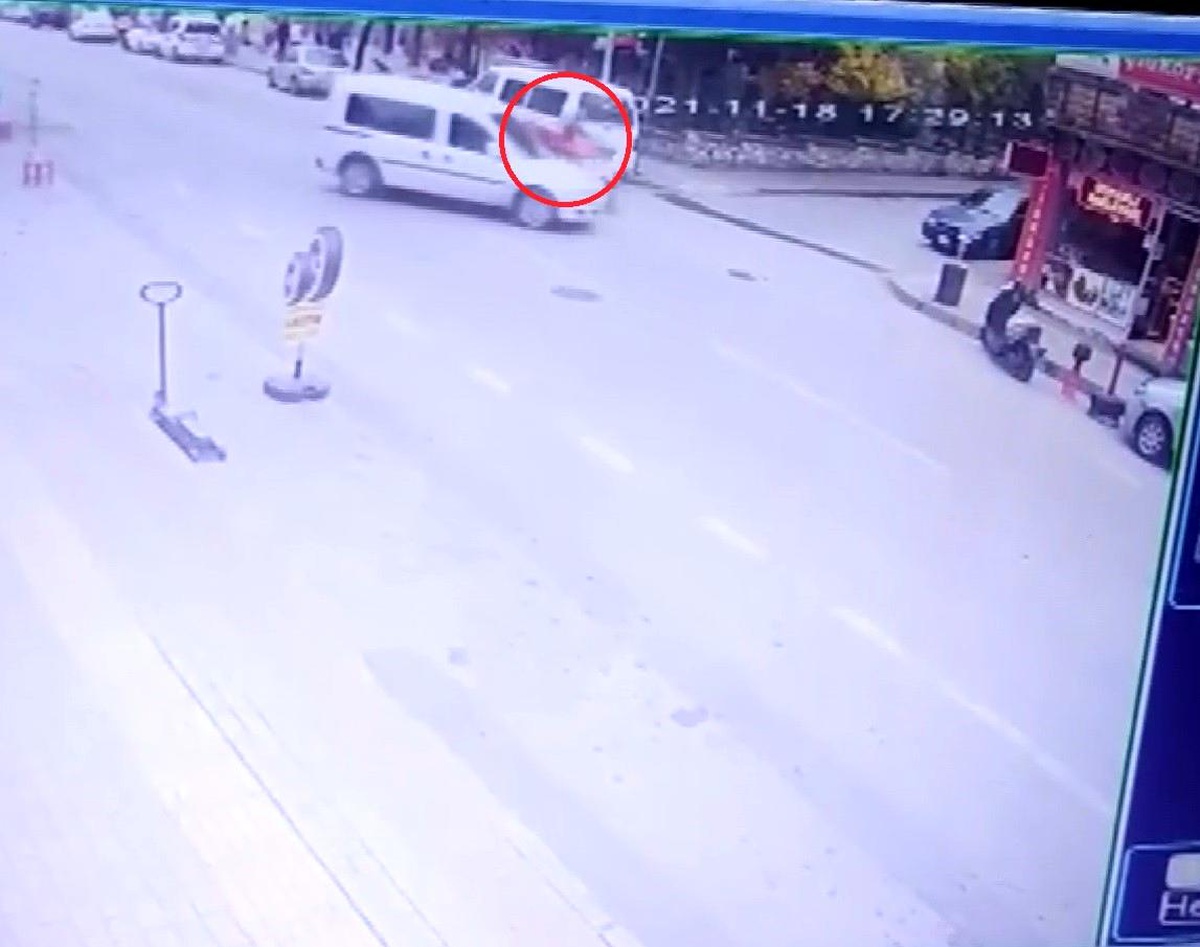 Bursa\'da feci motor kazası güvenlik kameralarına yansıdı