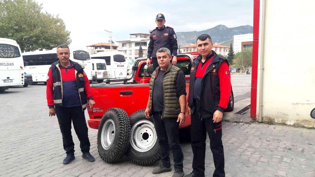 Büyükşehir itfaiyesi lastiği çalınan su tankerine sahip çıktı