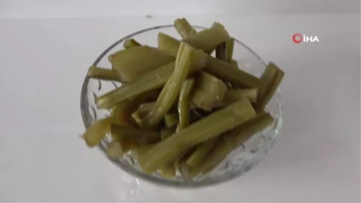 Çavdarhisarlı kadınlar pancar sapı turşusu üreterek ev ekonomisine katkıda bulunuyor