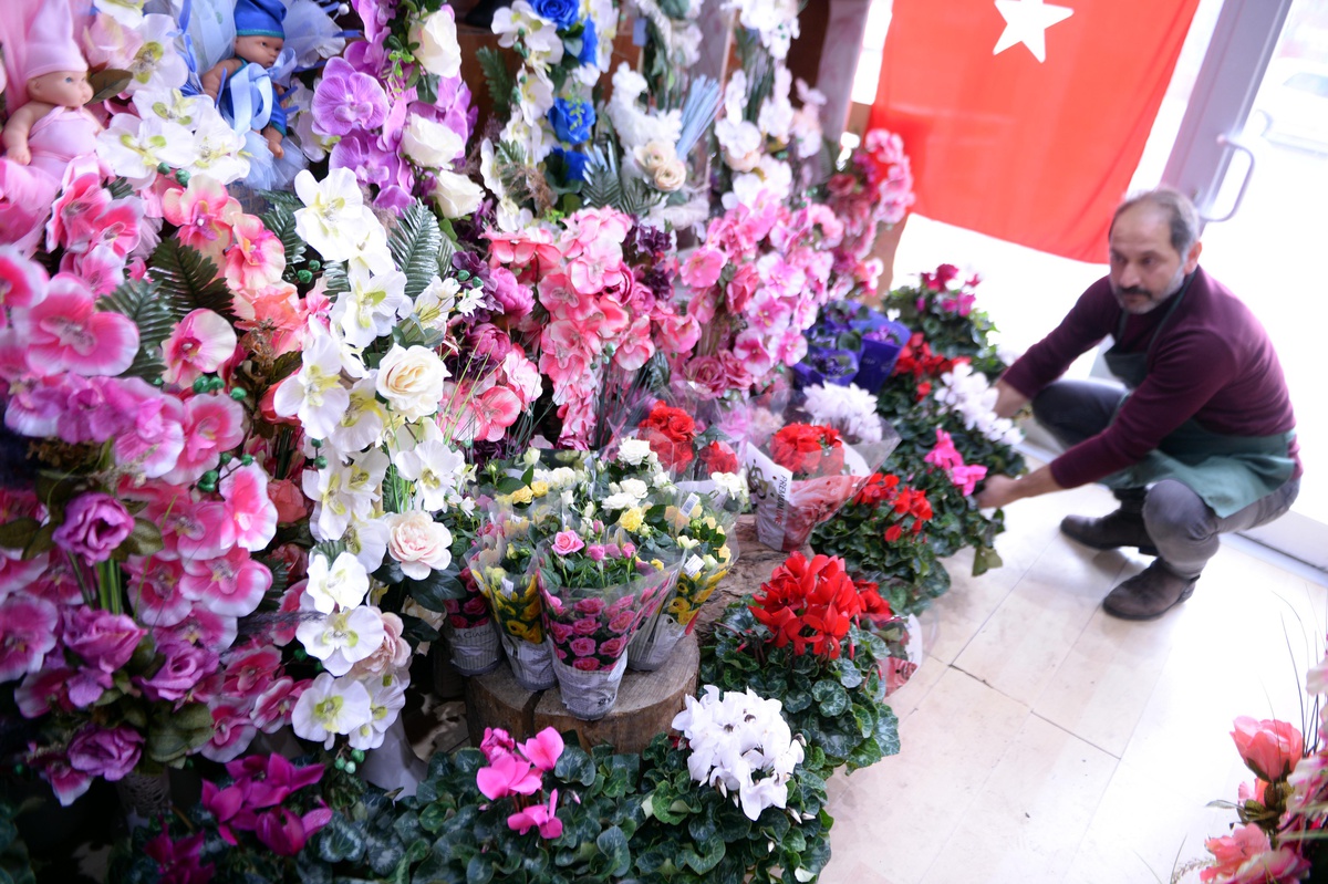 Çiçekçiler Öğretmenler Günü\'nü yüz yüze eğitimle karşılamaktan mutlu
