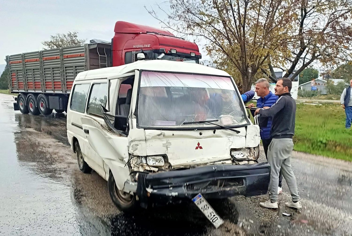 Son dakika: Erdek\'te yağışta 4 ayrı trafik kazası meydana geldi