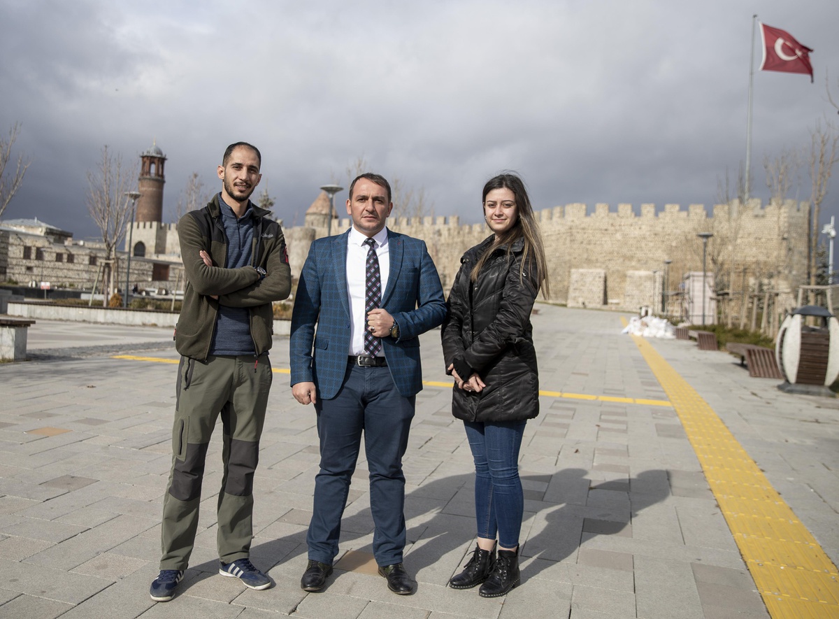 Erzurum\'da öğretmenler zeybek oynayarak Öğretmenler Günü\'nü kutladı