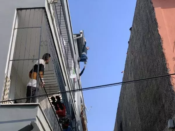 Eşine kızıp damdan atladı, komşusunun üzerine düştü! O anlar saniye saniye kamerada Eşine kızıp damdan atladı, komşusunun üzerine düştü! O anlar saniye saniye kamerada