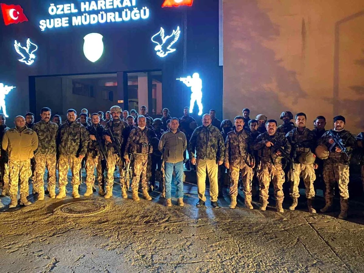 Fırat Kalkanı bölgesinde görevli özel harekat polisler Siirt\'te döndü