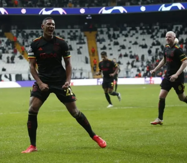Haller, Lewandowski'yi yakaladı Haller, Lewandowski'yi yakaladı