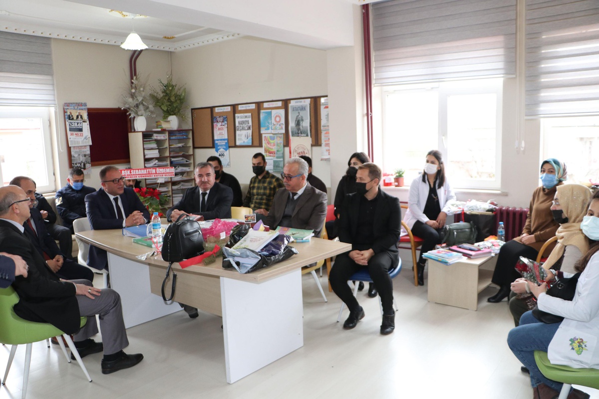Havza Kaymakamı Nayman ve Belediye Başkanı Özdemir\'den öğretmenlere çiçek