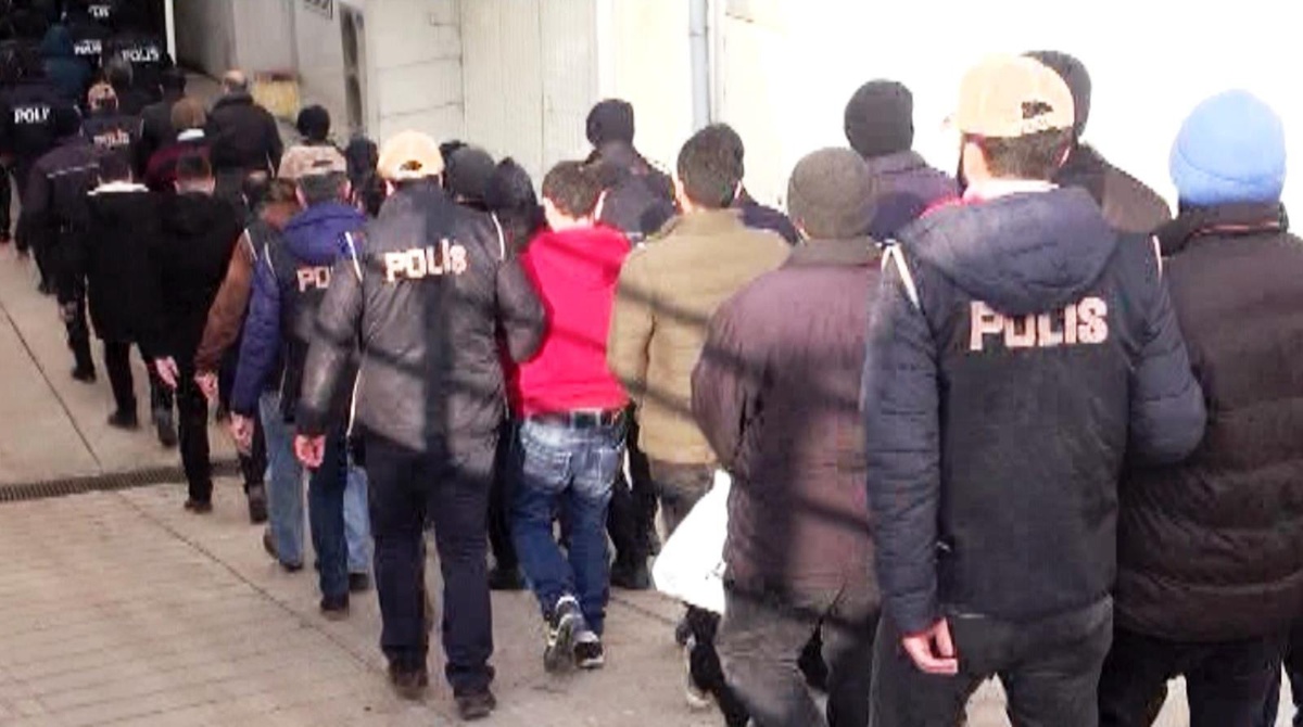 İzmir\'de FETÖ\'nün gaybubet evlerine operasyon: 31 gözaltı