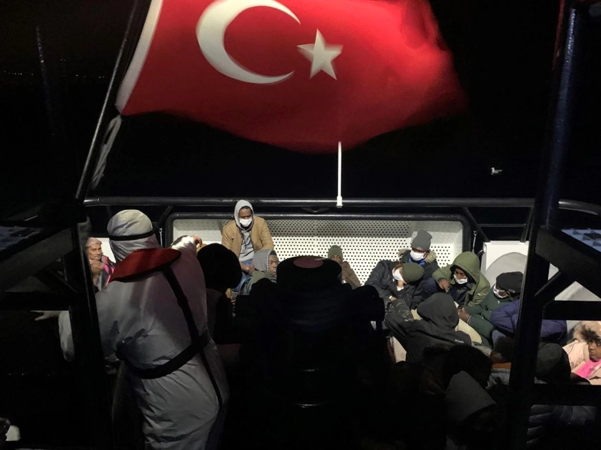 İzmir\'de Türk kara sularına geri itilen 274 düzensiz göçmen kurtarıldı